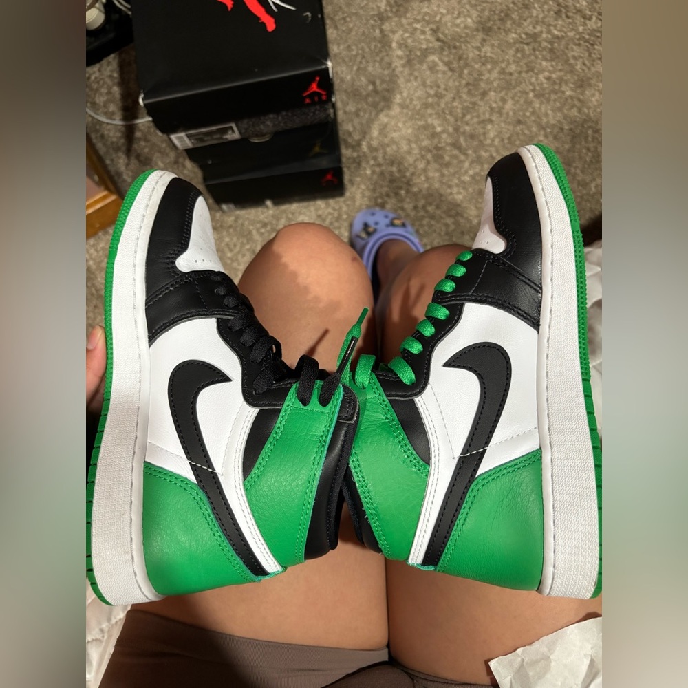 Nike Jordan 1 Lucky green Youth size - Picture 2 of 5